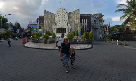 Sejumlah orang melintas di kawasan Monumen Bom Bali, Kuta, Badung, Bali, Sabtu (21/3/2020). Di Bali masih terlihat turis beraktivitas namun tak mengenakan masker. Ilustrasi.