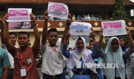 Sejumlah menggelar aksi menolak bullying (penggunaan kekerasan, ancaman, atau paksaan untuk menyalahgunakan atau mengintimidasi orang lain) di kompleks SMK 17 Temanggung, Jateng, Rabu (19/7).