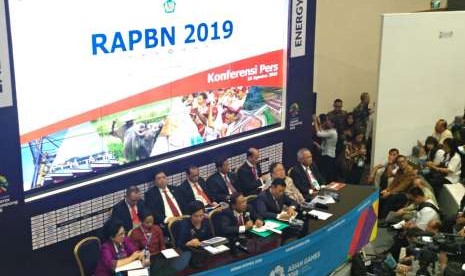 Sejumlah menteri kabinert kerja Presiden Joko Widodo melangsungkan konferensi pers mengenai Nota Keuangan serta Rancangan Anggaran Pendapatan dan Belanja Negara (RAPBN) 2019 di Jakarta Convention Center (JCC), Kamis (16/8). 