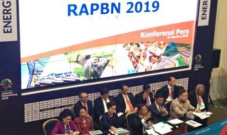 Sejumlah menteri kabinert kerja Presiden Joko Widodo melangsungkan konferensi pers mengenai Nota Keuangan serta Rancangan Anggaran Pendapatan dan Belanja Negara (RAPBN) 2019 di Jakarta Convention Center (JCC), Kamis (16/8). 