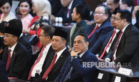 Sejumlah menteri kabinet kerja bersiap mengikuti upacara pelantikan Presiden Joko Widodo dan Wakil Presiden Ma'ruf Amin di Gedung Nusantara, kompleks Parlemen, Senayan, Jakarta, Ahad (20/10/2019).