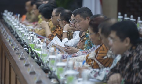 Sejumlah menteri Kabinet Kerja mengikuti sidang kabinet paripurna di Gedung Utama Kementerian Sekretariat Negara, Jakarta, Kamis (7/4).