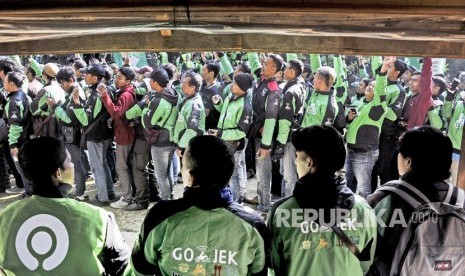 Sejumlah Mitra Driver (supir) Gojek antre untuk mendapatkan atribut baru pada Festival Apresiasi Mitra Gojek di Armor Kopi, Bandung, Jawa Barat, Sabtu (3/8/2019). 