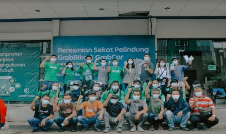 Sejumlah mitra pengemudi Grab mengikuti sosialisasi dan pelatihan penerapan protokol kesehatan dalam rangka kampanye “New Normal Safer Trip”. 