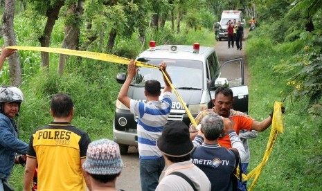 Sejumlah mobil ambulance melintas mengangkut jenazah terduga teroris di jalan di Desa Suwalan, Kecamatan Jenu, Kabupaten Tuban, Jawa Timur, Sabtu (8/4).