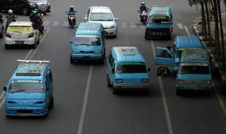 Sejumlah mobil angkutan kota (angkot) 