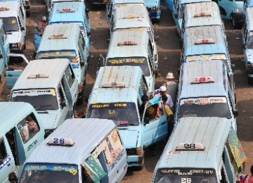  Sejumlah mobil angkutan kota (Angkot) mengantre untuk menunggu penumpang di Terminal kampung Melayu, Jakarta Timur, Kamis (7/7).