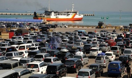 Sejumlah mobil antre untuk masuk kapal Roro di Pelabuhan Merak, Banten, Kamis (24/7).