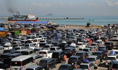 Sejumlah mobil antre untuk masuk kapal Roro di Pelabuhan Merak, Banten, Kamis (24/7).