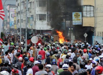 Sejumlah mobil dibakar massa saat kericuhan yang terjadi di Kota Ambon, Minggu (11/9). Kericuhan antarwarga di Ambon diwarnai dengan saling lempar batu, memblokir jalan dan merusak/membakar kendaraan.