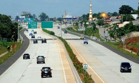 Sejumlah mobil melaju di jalan tol Cinere-Jagorawi (Cijago) Seksi I di kawasan Cimanggis, Depok, Jawa Barat.