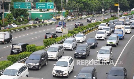  Sejumlah mobil melintas di jalan tol Jakarta-Cikampek, Jakarta. ilustrasi