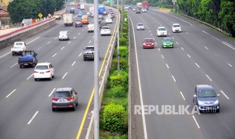  Sejumlah mobil melintas di jalan tol Jakarta-Cikampek, Jakarta, Kamis (20/10).