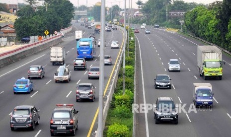 [ilustrasi] Sejumlah mobil melintas di jalan tol Jakarta-Cikampek.