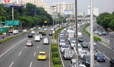 Sejumlah mobil melintas di jalan tol Jakarta-Cikampek, Jakarta, Kamis (20/10). 