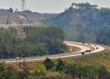 Sejumlah mobil melintas di jalan tol Semarang-Solo seksi I Semarang-Ungaran yang telah dibuka untuk umum, di Semarang, Jateng, Sabtu (20/8).