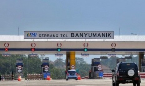 Sejumlah mobil melintas di jalan tol Semarang-Solo seksi I Semarang-Ungaran yang telah dibuka untuk umum, di Semarang, Jateng, Sabtu (20/8).