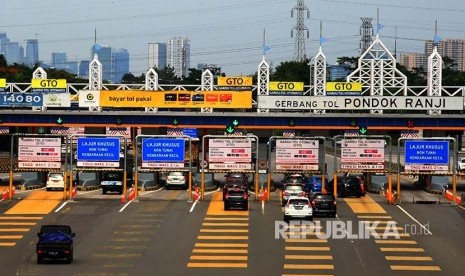 Sejumlah mobil memasuki gerbang tol ruas Serpong-Pondok Aren, di Gerbang Tol Pondok Ranji, Ciputat, Tangerang Selatan, Banten, 