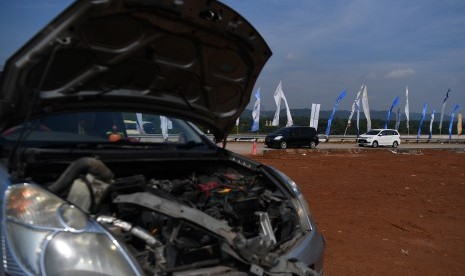 Sejumlah mobil memasuki tempat istirahat atau rest area ruas Tol Batang-Semarang. Penerapan jaga jarak fisik dan pembatasan sosial juga dilakukan dalam operasional tol.