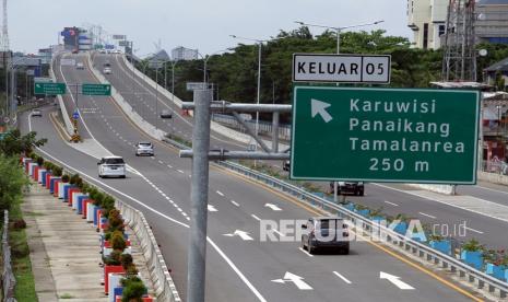 Sejumlah mobil naik ke atas jalan tol layang AP Pettarani di Makassar, Sulawesi Selatan, Selasa (19/10/2021). 