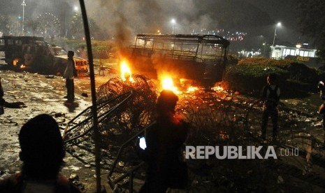 Sejumlah mobil terbakar saat unjuk rasa 4 November di Jakarta, Jumat (4/11) 