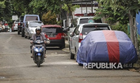 Sejumlah mobil terparkir dipinggir jalan di Pancoran Mas, Depok, Jawa Barat.