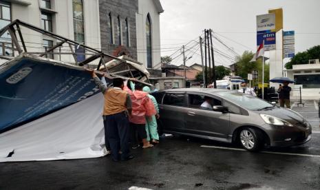 Sejumlah mobil yang terparkir di depan Kantor Cabang bank bjb Tasikmalaya, Kecamatan Tawang, Kota Tasikmalaya, tertimpa papan reklame roboh, Rabu (3/3)