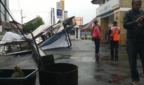 Papan Reklame Roboh, Dua Korban Dilarikan Ke Rumah Sakit (ilustrasi).