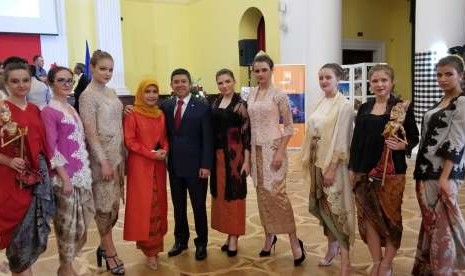 Sejumlah model asal Kyiv mengenakan busana batik.