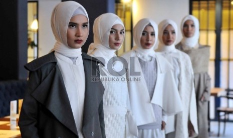 Sejumlah model membawakan busana rancangan Restu Anggraini, di Jakarta, beberapa waktu lalu.