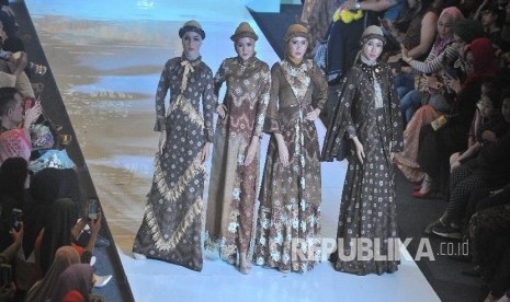 Sejumlah model membawakan busana rancangan Rumah Songket Adis pada malam puncak Palembang Fashion Week di Palembang, Minggu (1/4). Malam puncak Palembang Fashion Week mempersembahkan kain khas Sumatera selatan salah satunya jumputan jenis Gambo Moeba produk UKM Sumsel.