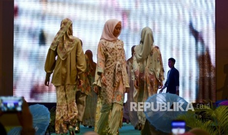 Sejumlah model memperagakan busana koleksi Ria Miranda. Ria Miranda menjadi salah satu brand yang ikut Hari Belanja Brand Lokal hingga 27 April 2020.