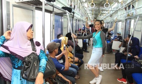 [ilustrasi] Sejumlah Model Perempuan Kereta Commuter Line (KRL), berlenggak lenggok mengenakan busana Nasional dalam Fashion Show Busana Nusantara di KRL, di Stasiun Jakarta Kota, Jakarta, Sabtu (21/4).