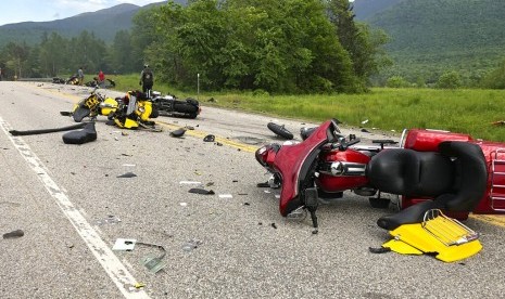 Sejumlah motor besar di lokasi tabrakan antara mobil pikap dengan konvoi motor di Randolph, New Hampshire, AS, Jumat (21/6). 