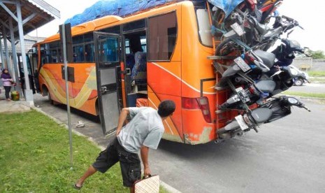 Sejumlah motor diangkut menggunakan bus di Terminal Mamboro, Palu, Sulawesi Tengah, Kamis (1/8).    (Antara/Basri Marzuki)