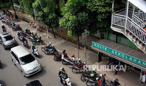 Sejumlah motor ojek online terparkir dibahu jalan kawasan Casablanca, Jakarta, Rabu (7/12).