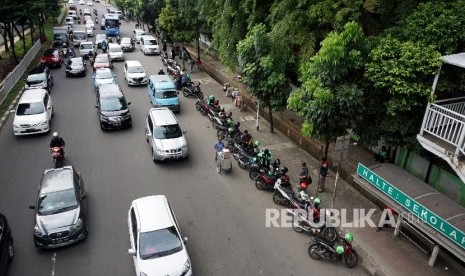 Sejumlah motor ojek online terparkir dibahu jalan kawasan Casablanca, Jakarta, Rabu (7/12).