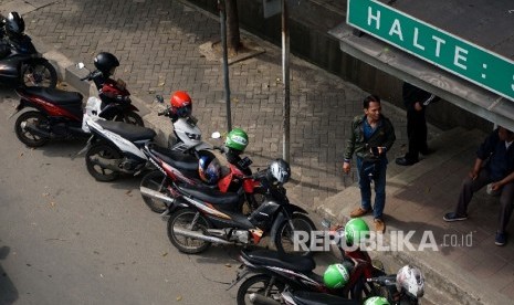 Sejumlah motor ojek online terparkir di bahu jalan (ilustrasi)