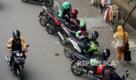 Sejumlah motor ojek online terparkir dibahu jalan kawasan Casablanca, Jakarta. Ilutsrasi.