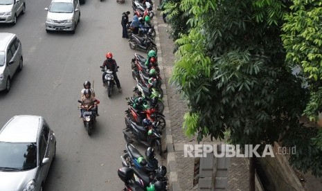 Sejumlah motor ojek online terparkir dibahu jalan kawasan Casablanca, Jakarta, Rabu (7/12).