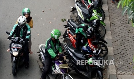 Sejumlah motor ojek online terparkir dibahu jalan kawasan Casablanca, Jakarta, Rabu (7/12).