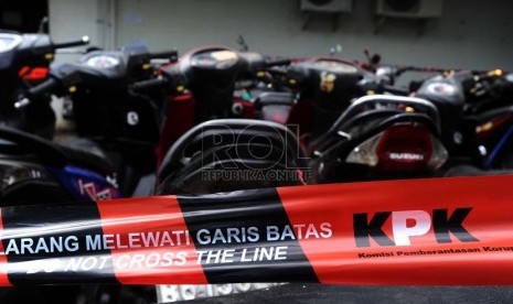  Sejumlah motor sitaan terkait kasus mantan Ketua MK Akil Mochtar, diparkir di halaman belakang Gedung Komisi Pemberantasan Korupsi (KPK), Jakarta, Selasa (24/12).   (Republika/ Tahta Aidilla)