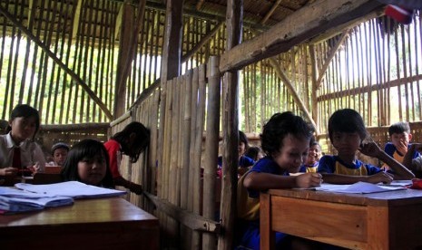  Sejumlah murid belajar di ruang kelas terbuat dari bambu di SD Negeri Girijagabaya, di Kampung Sinarjaya, Muncang, Lebak, Banten, Rabu (27/11).  (Antara/Asep Fathulrahman)