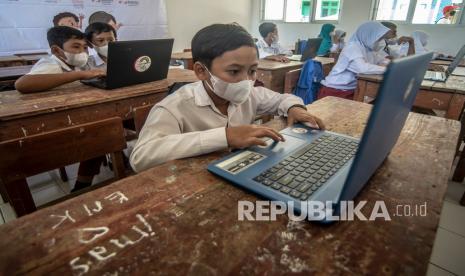 Sejumlah murid belajar menggunakan perangkat laptop di SDN 01 Malasari, Nanggung, Bogor, Jawa Barat, Sabtu (9/4/2022). Direktorat Sekolah Dasar (SD) Kemendikbudristek mengatakan bahwa perlu memberikan edukasi terkait Pemanfaatan Teknologi, Informasi dan Komunikasi (TIK) di sekolah dalam rangka digitalisasi pendidikan era merdeka belajar, sebagai salah satu dasar dari kebijakan pembangunan pendidikan saat ini.