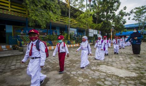 Sejumlah murid bersiap mengikuti pembelajaran tatap muka (PTM) sebelum PPKM darurat.