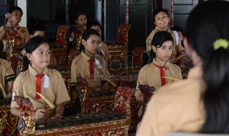 Sejumlah Murid kelas 3 SD Pertiwi Abhilasa mempelajari musik tradisonal gamelan Bali di Sanggar musik kawasan Rawamangun, Jakarta Timur, Rabu (18/3).