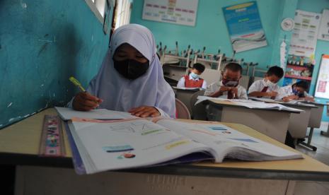 Sejumlah murid mengikuti Pembelajaran Tatap Muka (PTM) di ruang kelas (ilustrasi).