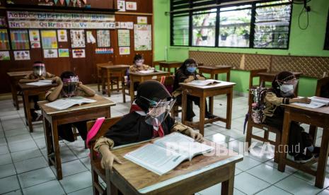 Sejumlah murid mengikuti uji coba pembelajaran tatap muka. 