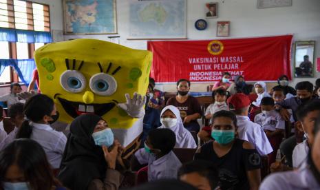 Sejumlah murid mengikuti vaksinasi COVID-19 bagi anak usia 6-11 tahun di SD Negeri 060880, Medan Polonia, Kota Medan, Sumatera Utara, Senin (17/1/2021). Badan Intelijen Negara Daerah Sumatera Utara (Binda Sumut) bekerja sama dengan Pemerintah Kota Medan menggelar vaksinasi anak usia 6-11 tahun dengan target sebanyak 2710 dosis yang dilaksanakan di enam Kecamatan.