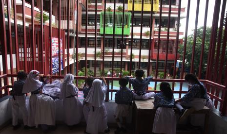 Sejumlah murid menunggu dimulainya kegiatan belajar di SDN Lenteng Agung 07, Jakarta, Kamis (12/5/2022). Pemerintah Provinsi DKI Jakarta tengah mengkaji proses pembelajaran secara daring guna mengantisipasi penyebaran penyakit hepatitis akut dimana telah ditemukan 21 kasus dugaan hepatitis akut di Ibu Kota.